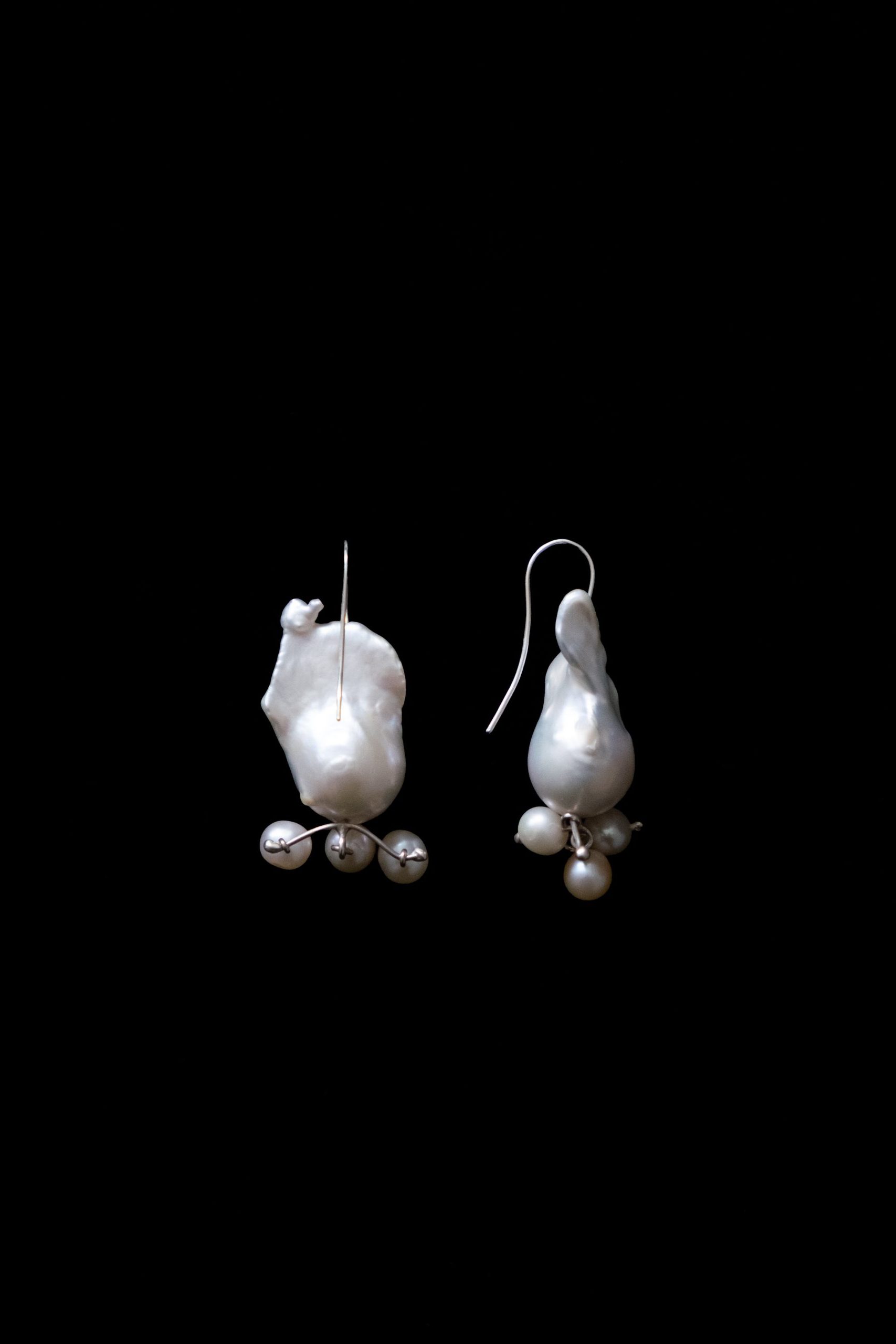 4_Pealr_Earrings_close_up_3